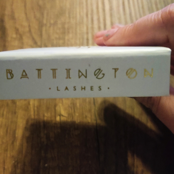 Natural Black Lashes with Graduated Lengths and Medium Density - Picture 2 of 4